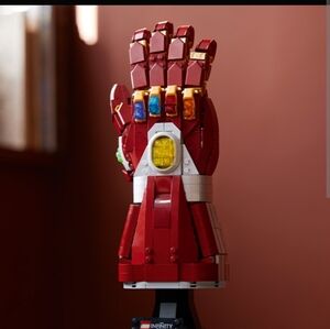 LEGO Infinity Gauntlet in Red and White
